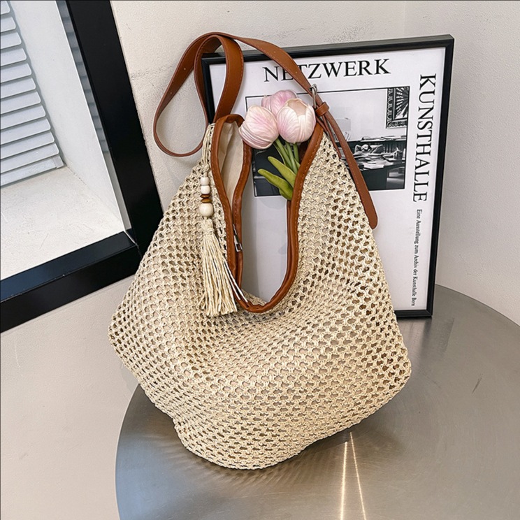 A new summer 2025 trendy woven, fashionable and stylish underarm bag for women, a straw woven single-shoulder bag for seaside travel and beach vacation full figure