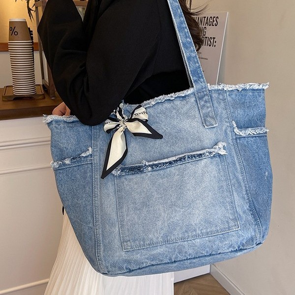 A fashionable new large bag with a Korean style, simple and trendy design, and a unique single-shoulder hand-carry tote bag for commuting and casual wear full figure