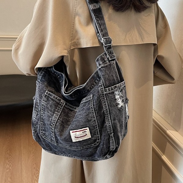 A versatile new single-shoulder bag with large capacity, a denim autumn and winter lightweight, retro and fashionable school-style crossbody bag Specification drawing