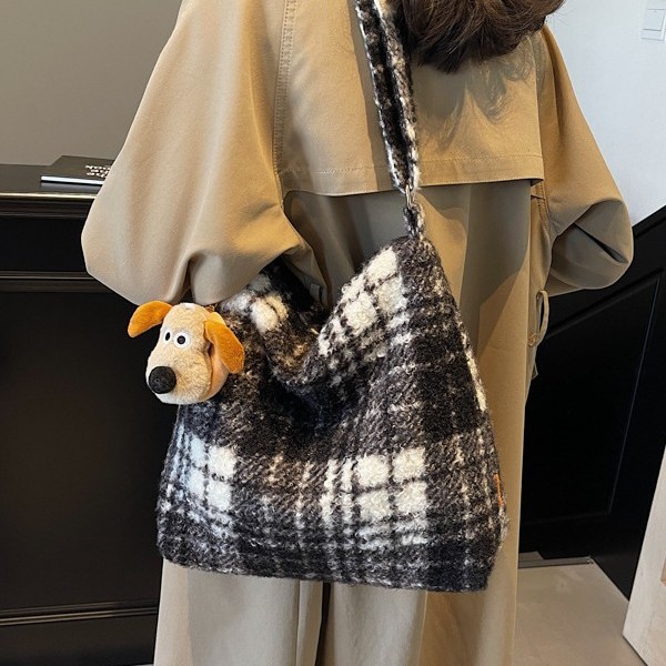 New autumn and winter Korean ins laid-back style tote bag for women 2024, trendy woolen retro trend large-capacity single-shoulder bag Application Scenario