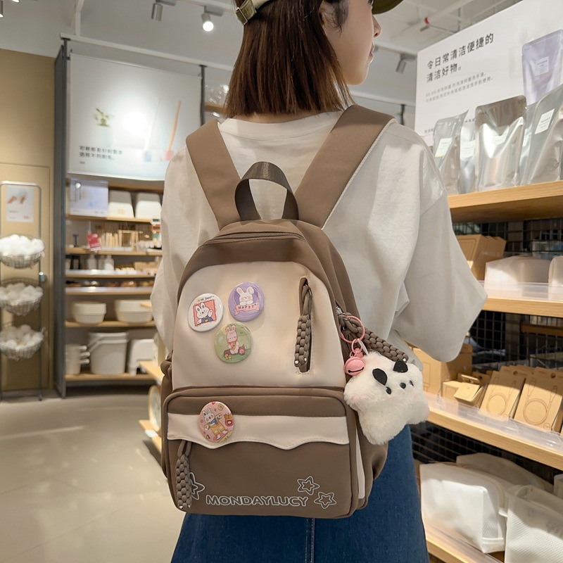 Japanese-style simple and versatile student backpacks, new summer lightweight schoolbags for girls, and backpacks for college students' classes and outings full figure