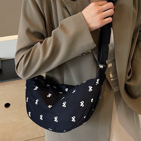 Simple and fashionable small bag for women, 2025 new trendy underarm bag, Korean style, versatile texture, casual single-shoulder crossbody bag Application Scenario