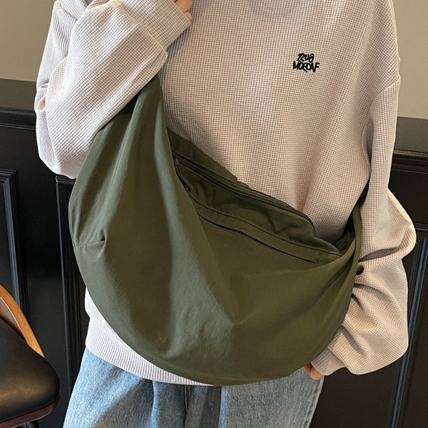 Dumpling Bag for Girls: Simple and laid-back commuting style, large-capacity lightweight single-shoulder bag, casual Korean-style relaxed crossbody bag for class details Picture