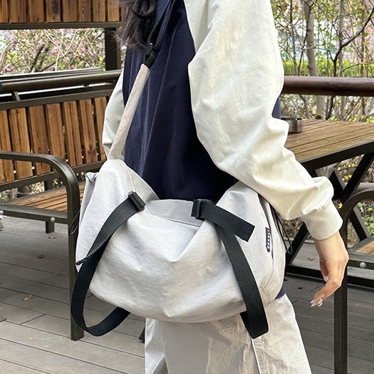 Large-capacity crossbody bag, women's color-blocking, laid-back style, artistic, simple and versatile fabric bag, college students' casual single-shoulder bag for class Application Scenario