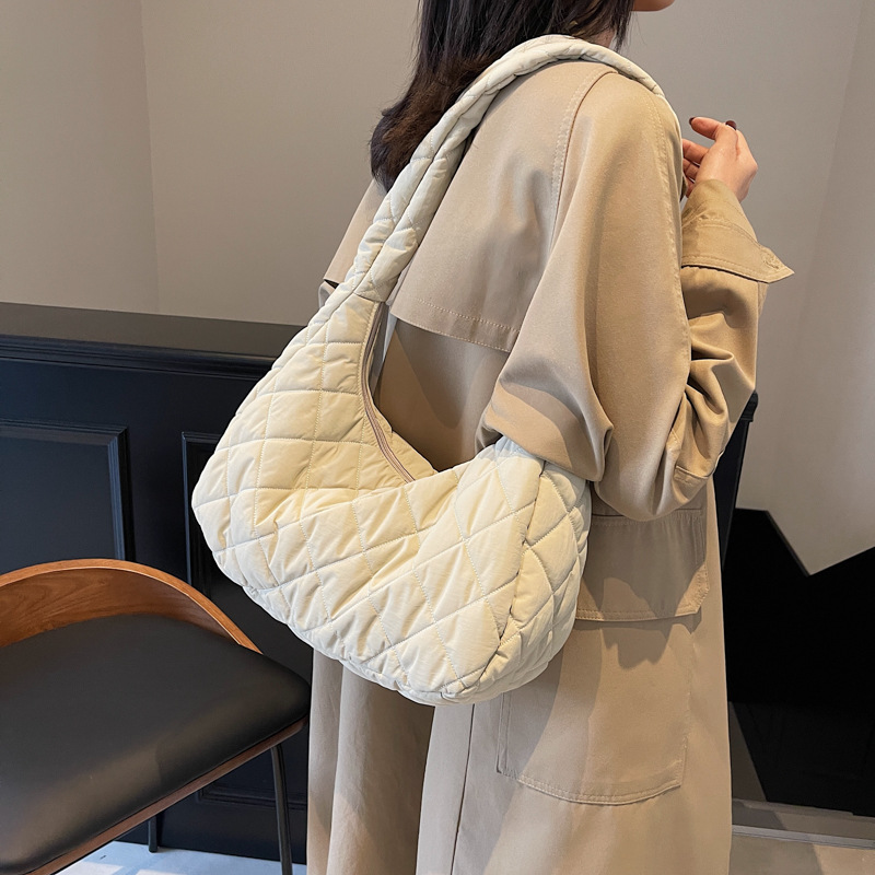 Diamond-shaped crossbody bag for women, 2024 new winter fashion single-shoulder bag, large-capacity crossbody bag, class commuting dumpling bag full figure