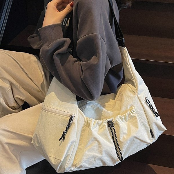 Large-capacity nylon fabric pleated bag for women's spring and summer casual 2025 new style casual crossbody large bag for commuting dumplings Application Scenario