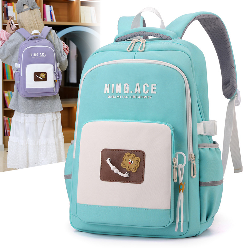 A male student in grades 3 to 5 with a large-capacity backpack that reduces the burden details Picture