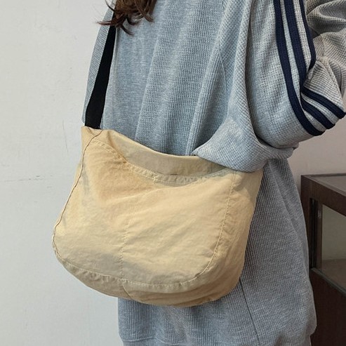 The 2024 new trendy and versatile crossbody bag for both men and women's commuting and casual use, a simple solid-color single-shoulder bag Item Picture