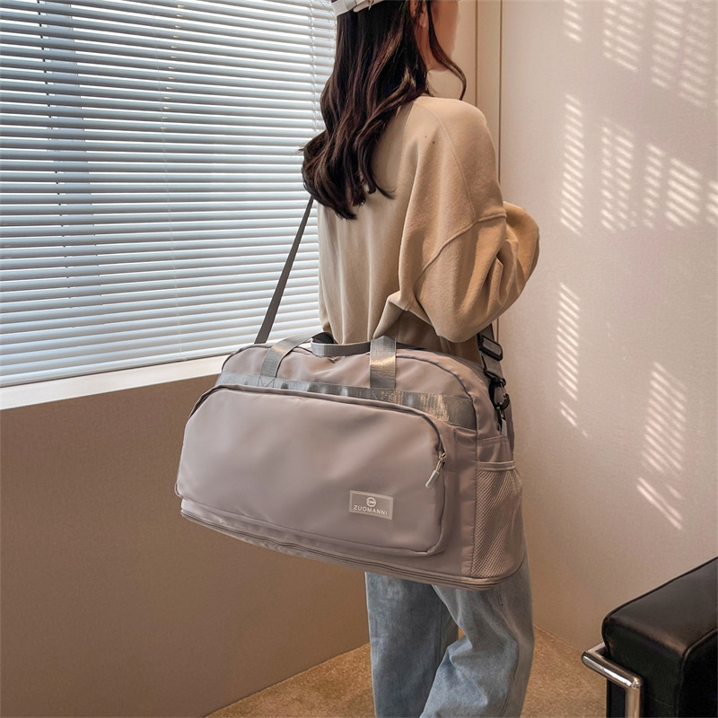 Expandable sports and fitness bags, waterproof and wear-resistant travel bags, swimming dry and wet separation handbags, outdoor luggage bags, damp Application Scenario