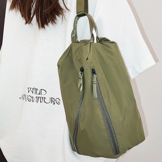 The new personalized large-capacity crossbody bag is simple and versatile. It features a solid-color niche design, a single-shoulder bag, and a casual multi-purpose backpack details Picture