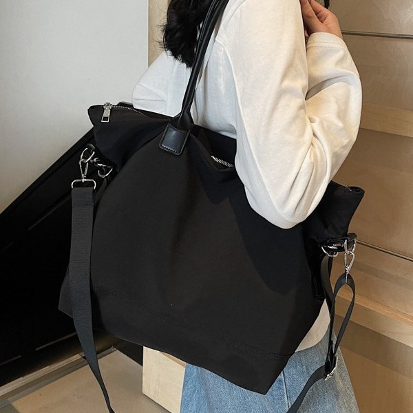 Fashionable commuting large-capacity single-shoulder bag for women, 2024 new spring/Summer folding casual versatile tote bag travel bag Application Scenario