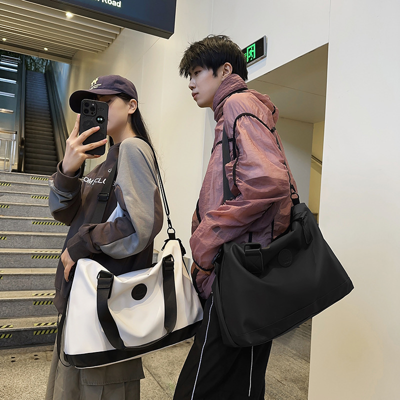 Outdoor sports crossbody storage bag, fashionable and lightweight hand-held travel bag for men and women, casual and simple large-capacity boarding bag details Picture