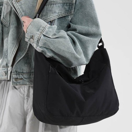 A new 2025 Korean version single-shoulder crossbody bag with large capacity for women, a casual and simple solid-color women's bag, and a tote bag for classes Specification drawing