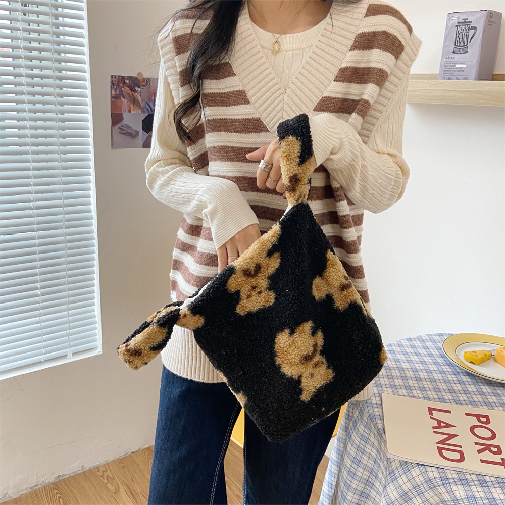 09282 Retro and cute lamb plush bear handbag, casual student single-shoulder bag, hand-held bento bag Application Scenario