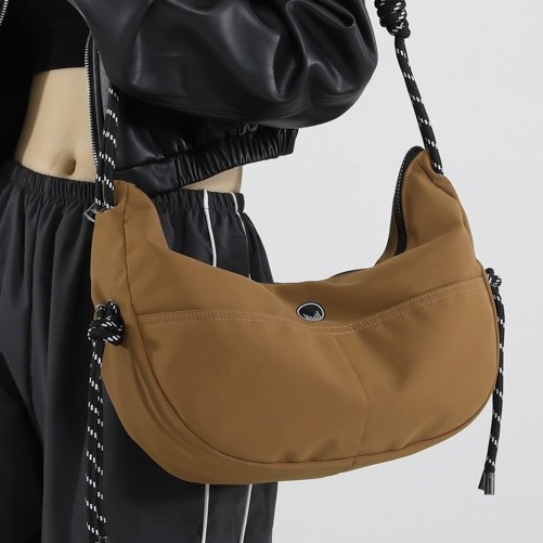 "2025 New Korean version single-shoulder crossbody bag for women, casual solid color, stylish and large capacity dumpling bag for ladies. Specification drawing