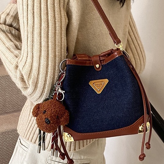 Fashionable and casual bucket bag for women, Korean style, trendy and high-end denim single-shoulder bag, 2025 new niche crossbody bag full figure