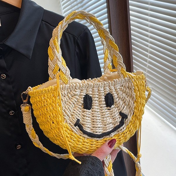 Cute smiling face hand-held straw woven bag, new and fresh bucket straw woven bag, vacation beach bag, versatile women's bag Application Scenario