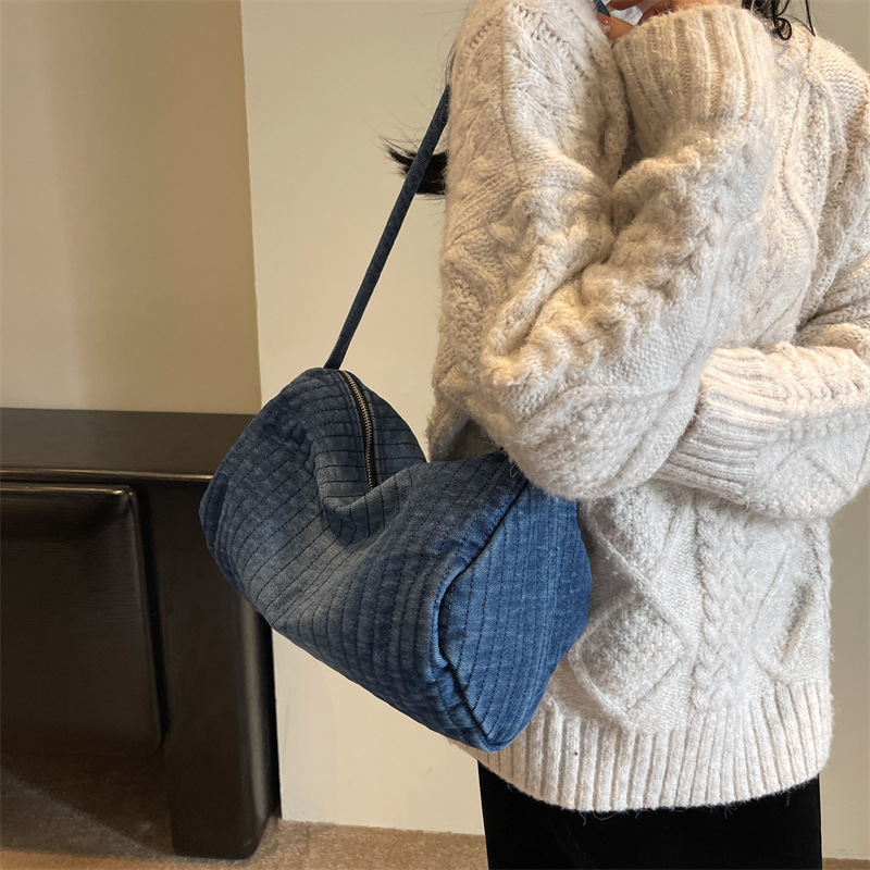 The new hand-held shoulder bag is a versatile Korean-style underarm bag with a niche design and a checkerboard pattern denim bag full figure