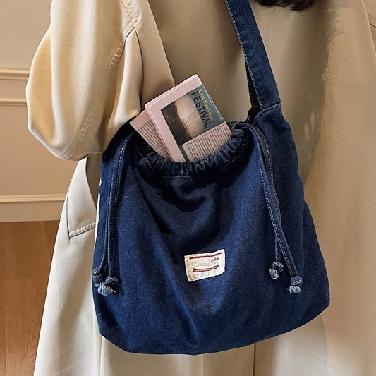 A simple and casual Korean-style student drawstring denim bag, a new spring style with a large capacity single-shoulder bag trend Application Scenario