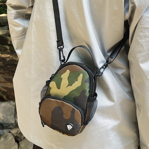 New trend, personalized and versatile single-shoulder crossbody bag, unisex mobile phone bag, simple, light and casual crossbody bag for outdoor use details Picture