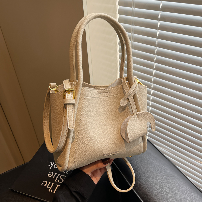 A versatile and simple hand-held small bag for women, a new style of fashionable commuting tote bag for 2025, a stylish and high-end quality crossbody bag full figure