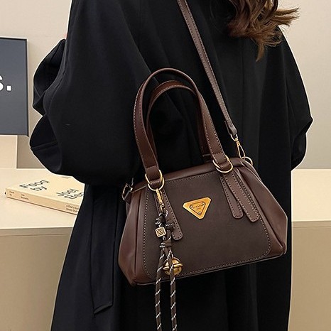 Retro hand-held frosted shell bag, new winter 2024 fashion frosted single-shoulder bag, trendy and casual crossbody bag Application Scenario