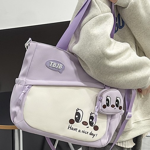 The new fashionable color-blocking light crescent-shaped bag is versatile. The large-capacity dumpling bag is fresh and laid-back. It's a single-shoulder crossbody bag full figure