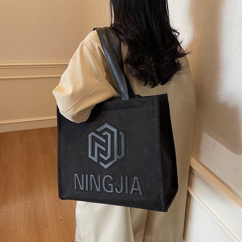 Simple and fashionable letter-carrying large bag for women to go shopping or traveling, single-shoulder bag under the armpits, and tote bag for college students' commuting Application Scenario