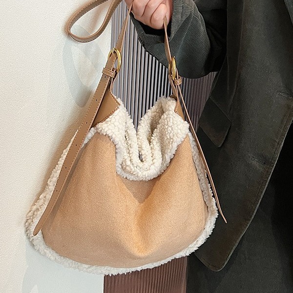 A new versatile single-shoulder bag for autumn and winter, featuring a laid-back and fashionable style for girls. It's a bucket bag with a large capacity and a cute crossbody bag Application Scenario