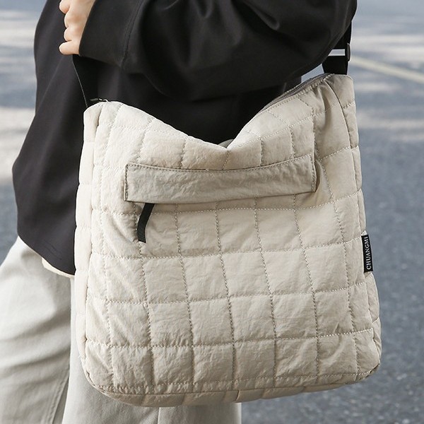 The new large-capacity cotton jacket bag for autumn and winter, with a diamond-patterned style, is fashionable, lightweight and versatile. It features a laid-back single-shoulder crossbody bag and is a versatile bag Specification drawing