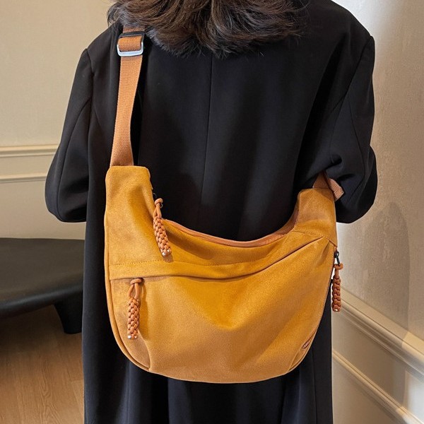 The 2024 new casual large-capacity crossbody bag is a trendy and cute cross-border single-shoulder bag. It's a Korean-style Instagram women's dumpling bag full figure