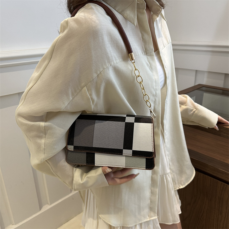 A trendy and color-blocking underarm bag for women, a new 2024 simple large-capacity crossbody checkered single-shoulder bag, a small square bag Specification drawing