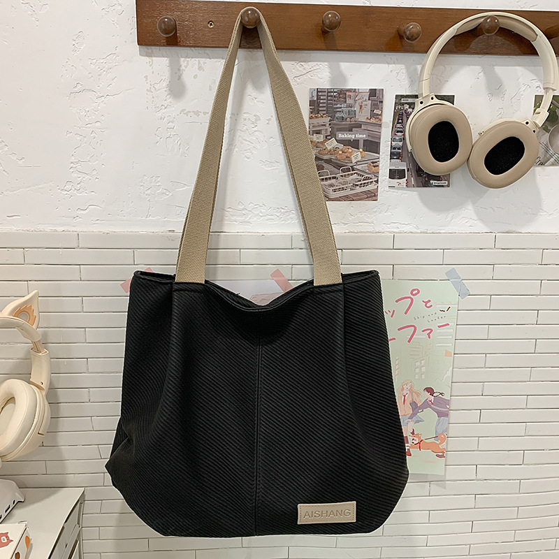 New large-capacity simple handbag, fashionable crossbody bag, popular shopping bag for shopping, trendy casual bag for women Application Scenario