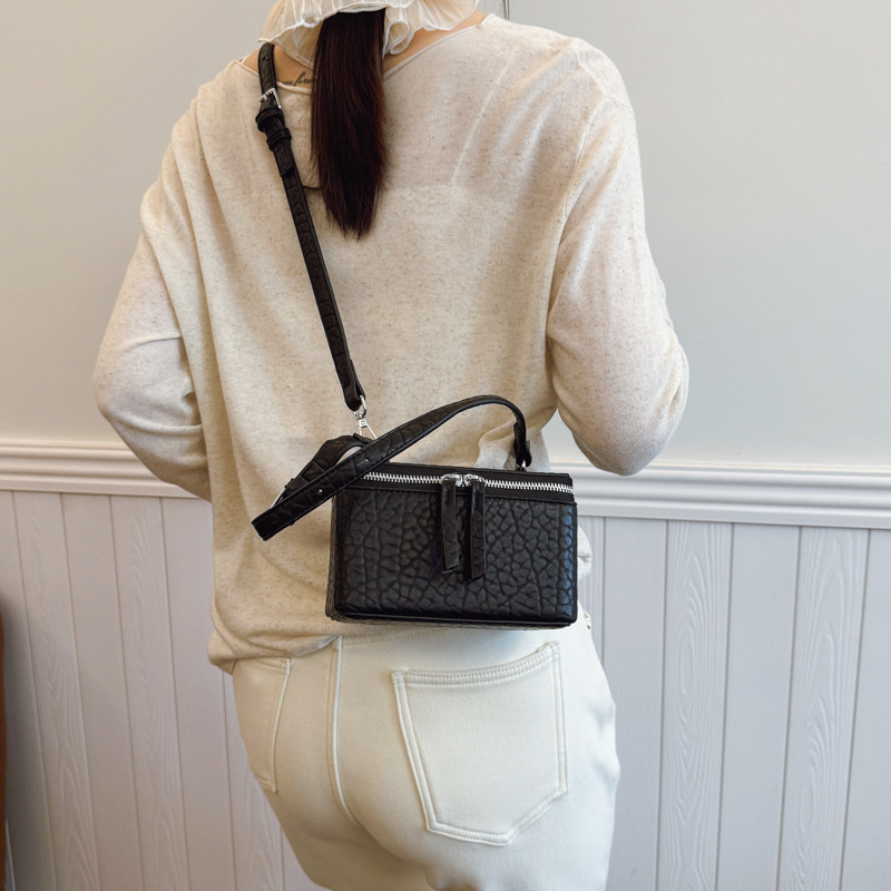2025 New Korean-style fashionable box bag, women's stylish, light luxury, large-capacity crossbody bag, trendy solid color single-shoulder bag Application Scenario