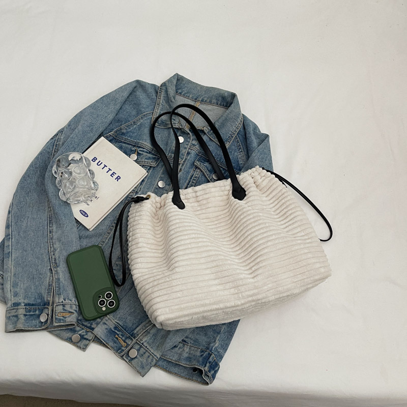 New large-capacity handbag, commuter tote bag, suede laid-back style drawstring bag, versatile autumn and winter new single-shoulder bag Specification drawing