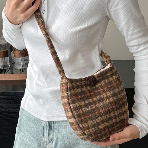 2024 Homemade egg bag macaron plush oval, Cute and fresh small crossbody single-shoulder backpack for women, new style Application Scenario