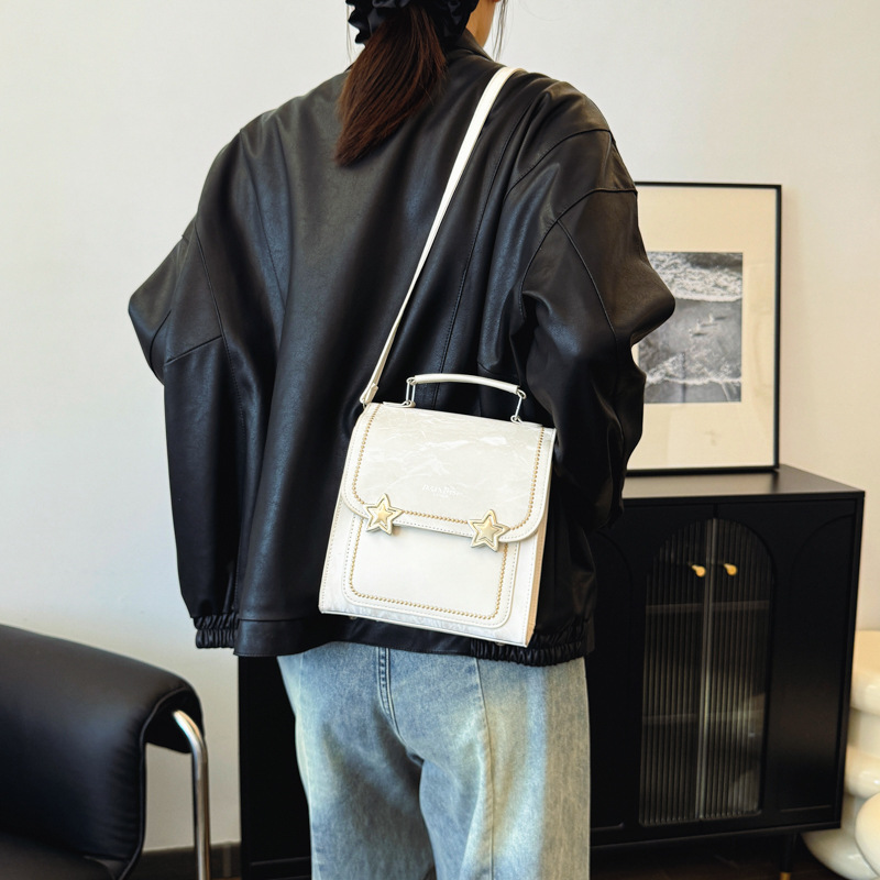 This high-end small bag is a versatile backpack for women in 2024. It's a Korean-style student fashion single-shoulder crossbody bag for going out Specification drawing