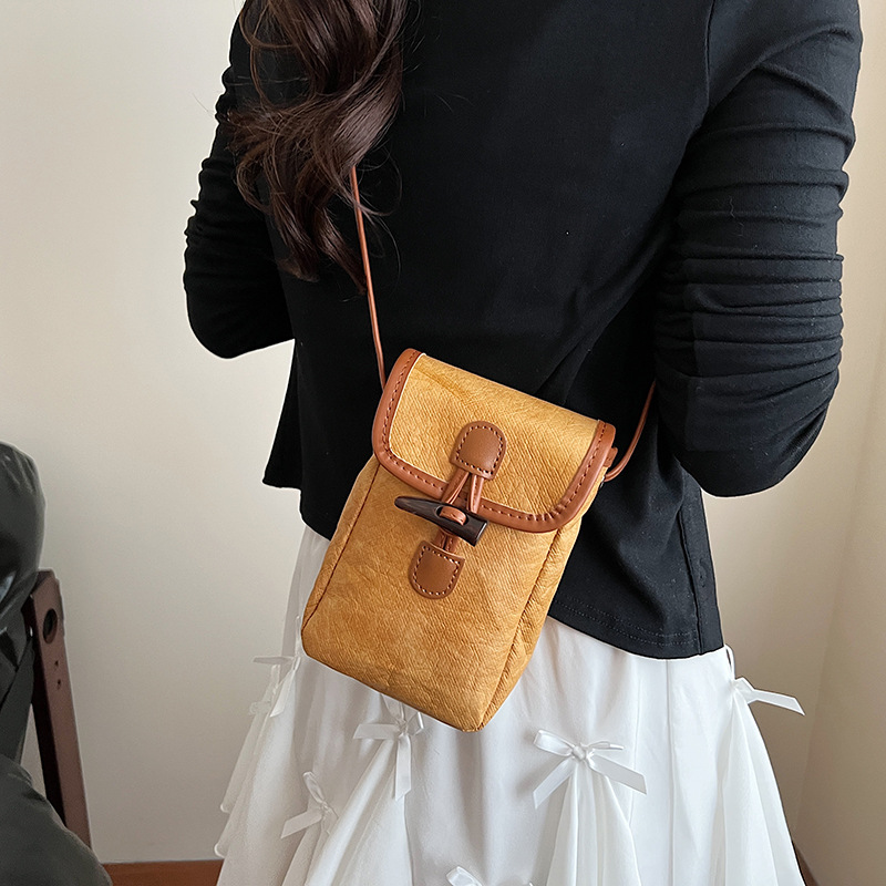 A simple and casual commuting mobile phone bag for women, a new retro horn buckle fashionable and versatile single-shoulder crossbody bag for summer 2025 Application Scenario