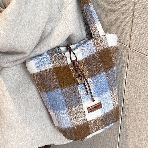 Fashionable and color-blocking woolen underarm bag for women, 2024 new school-style tote bag, casual, trendy and versatile shoulder bag full figure