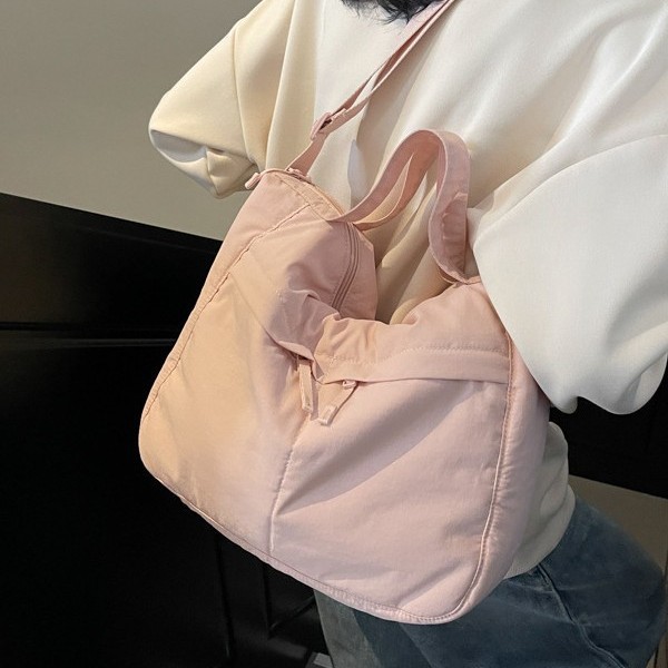 Waterproof nylon fabric dumpling bag for both men and women, simple and sporty style, large-capacity casual single-shoulder tote bag Application Scenario