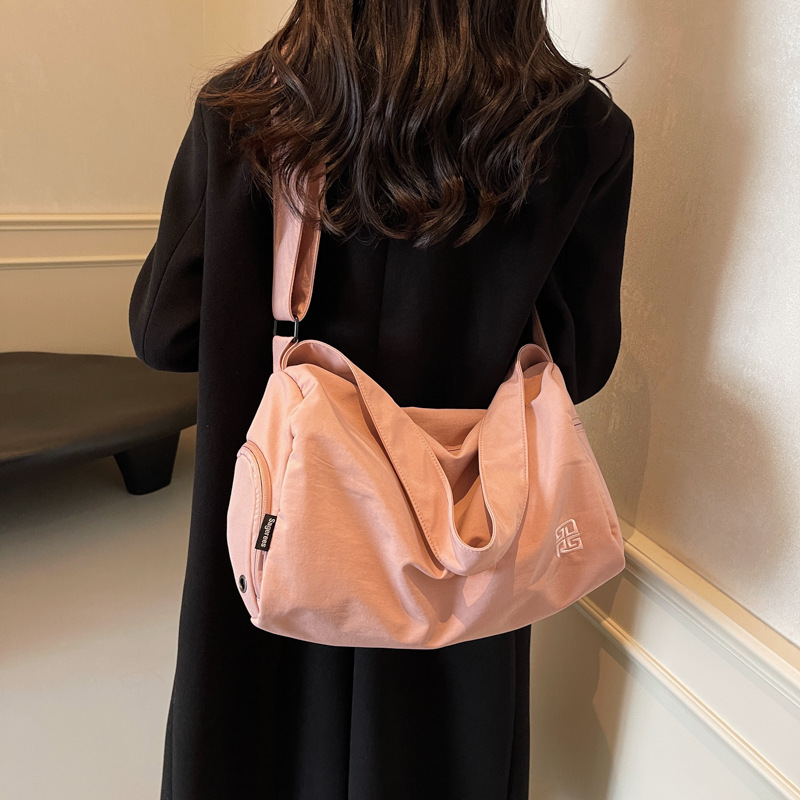 Fashionable and lightweight swimming and fitness bag, women's large-capacity dry-wet separation crossbody travel bag, men's boarding luggage storage bag Application Scenario
