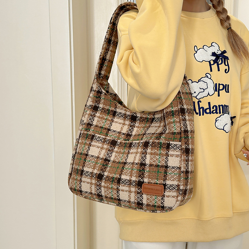 A new large-capacity cross-border bag for women, featuring a retro and versatile Korean checkered pattern. It's a literary student single-shoulder bag and a commuter tote bag Application Scenario