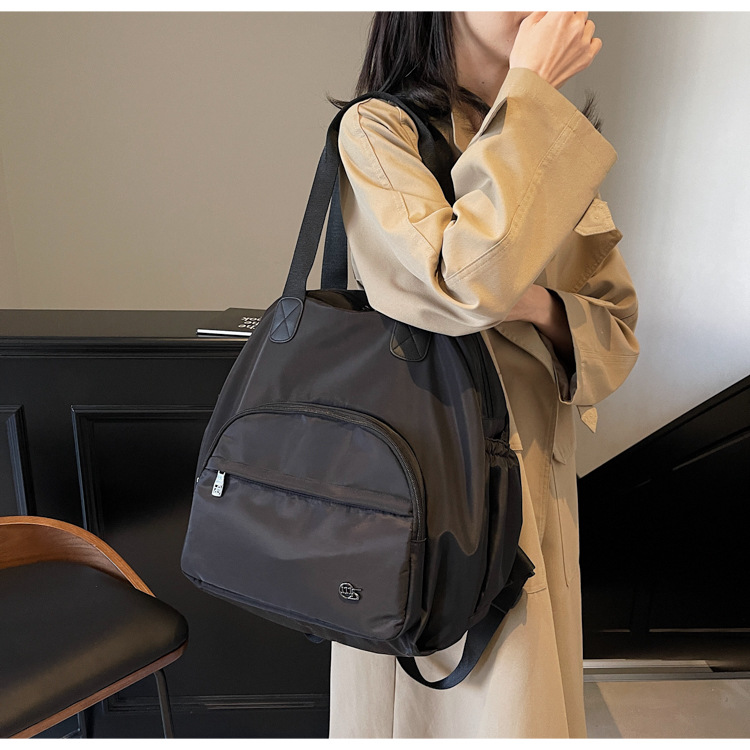 New fashionable and simple travel backpack, large-capacity dry-wet separation multi-functional insulation layer single-shoulder mom bag Application Scenario