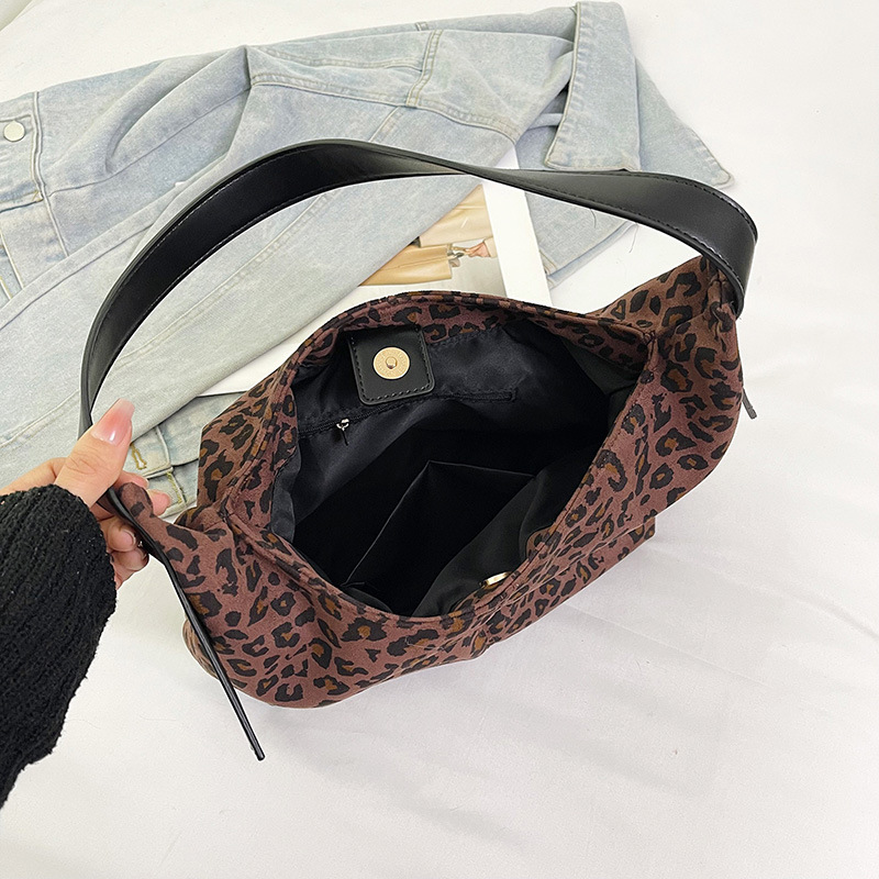 Korean-style laid-back retro leopard print bag for women, 2024 new high appearance level tote bag, large capacity single-shoulder armpit bag Application Scenario