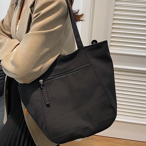 A new large-capacity fashionable tote bag in a solid color, simple and versatile single-shoulder bag, a college student commuting bag for classes, and a bestseller for women Application Scenario