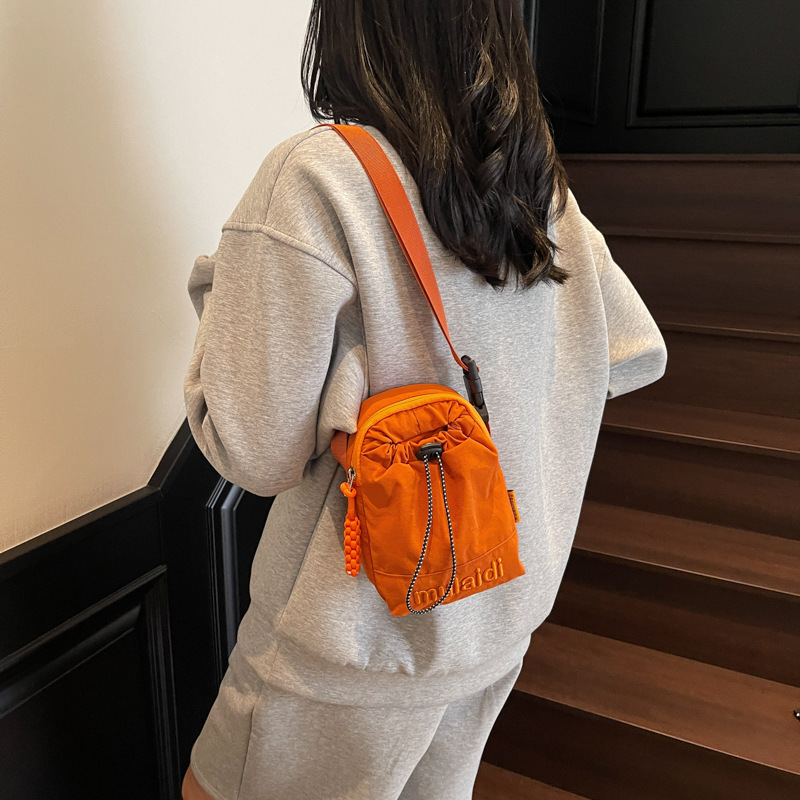A new summer mini water cup and water bottle bag for women, a light and simple crossbody bag details Picture
