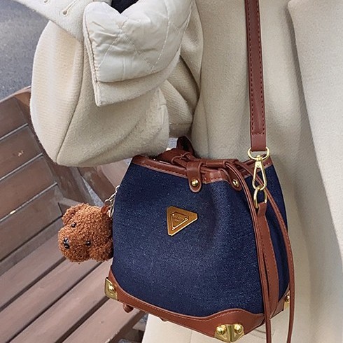 Fashionable and casual bucket bag for women, Korean style, trendy and high-end denim single-shoulder bag, 2025 new niche crossbody bag Application Scenario