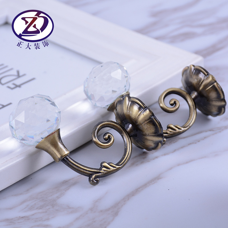 The manufacturer supplies European-style curtain hooks, zinc alloy crystal wall hooks, living room and bedroom window decorations, and curtain accessories for cross-border use Application Scenario