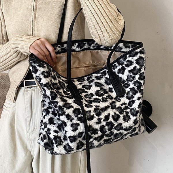 Winter stylish and high-quality pendant 2024 Leopard print casual new large-capacity fashionable single-shoulder crossbody handbag for women details Picture