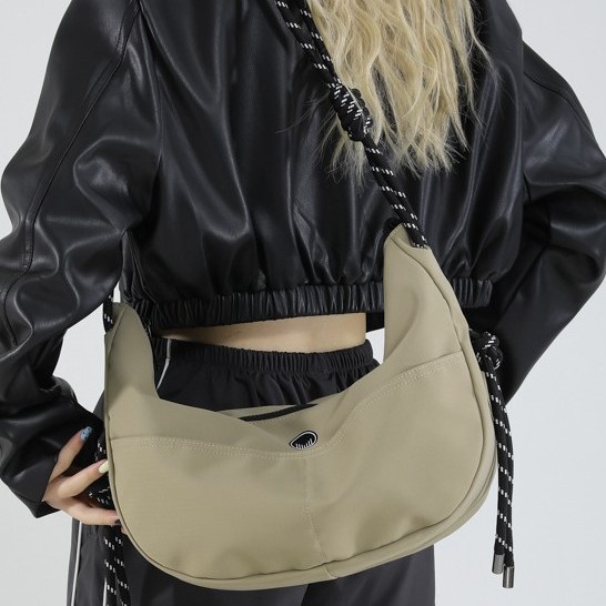 "2025 New Korean version single-shoulder crossbody bag for women, casual solid color, stylish and large capacity dumpling bag for ladies. full figure